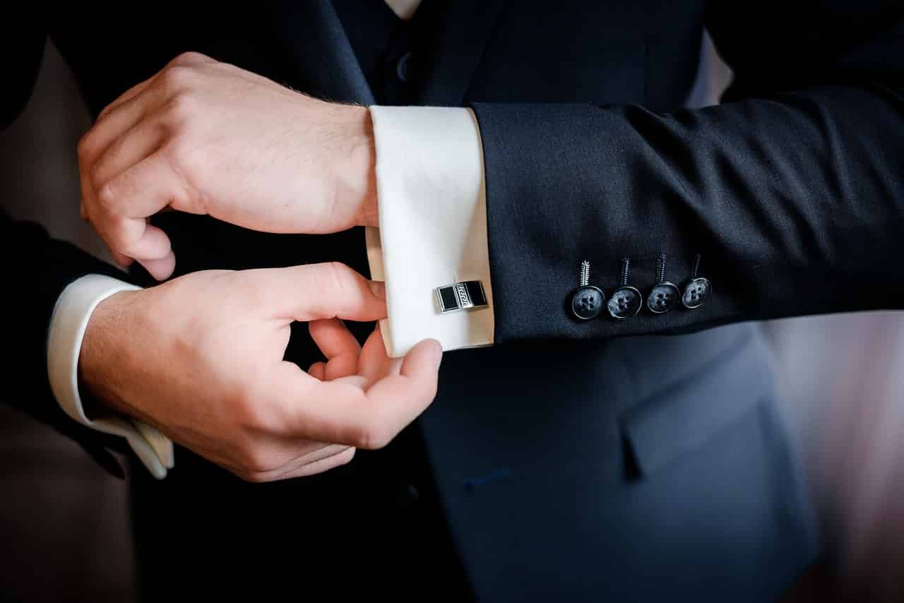Manžetové knoflíčky: Kdy jsou povinností a jak vybrat ty správné?